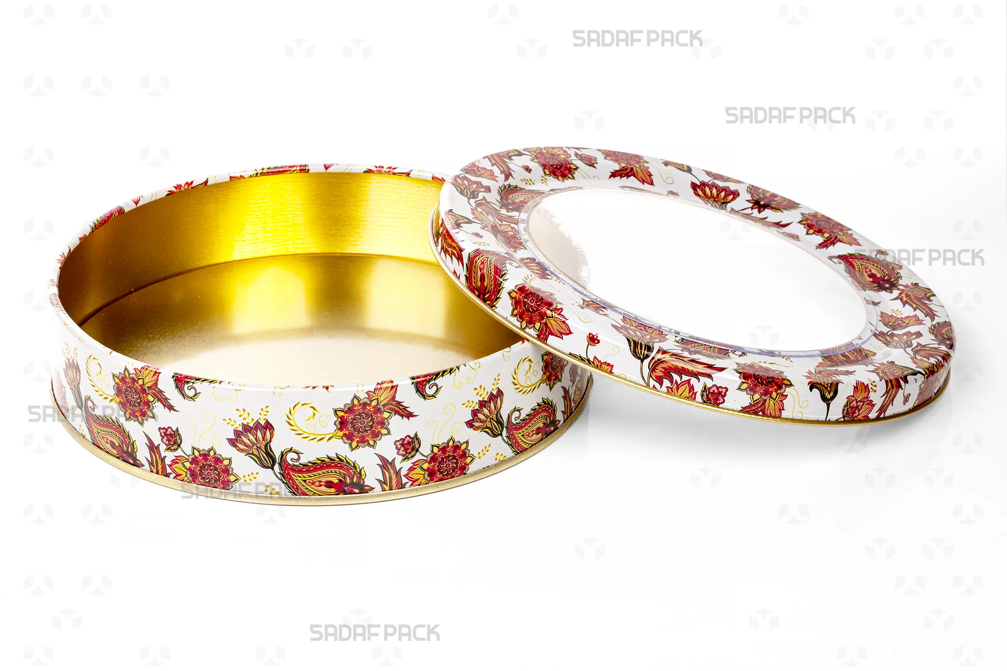 نمای بالا از قوطی فلزی خالی صدف پک با قطر 17 سانتی متر و ارتفاع 3 سانتی متر، با طرح ترنج سفید و درب باز که فضای داخلی آن را نشان میدهد.