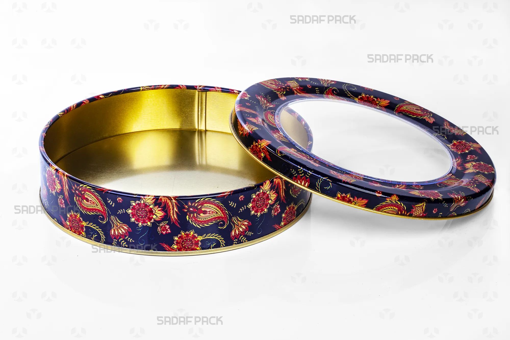 نمای بالای قوطی فلزی خالی 17 سانتی متری صدف پک با طرح ترنج سورمه ای، درب قوطی باز است و فضای داخلی آن دیده میشود.