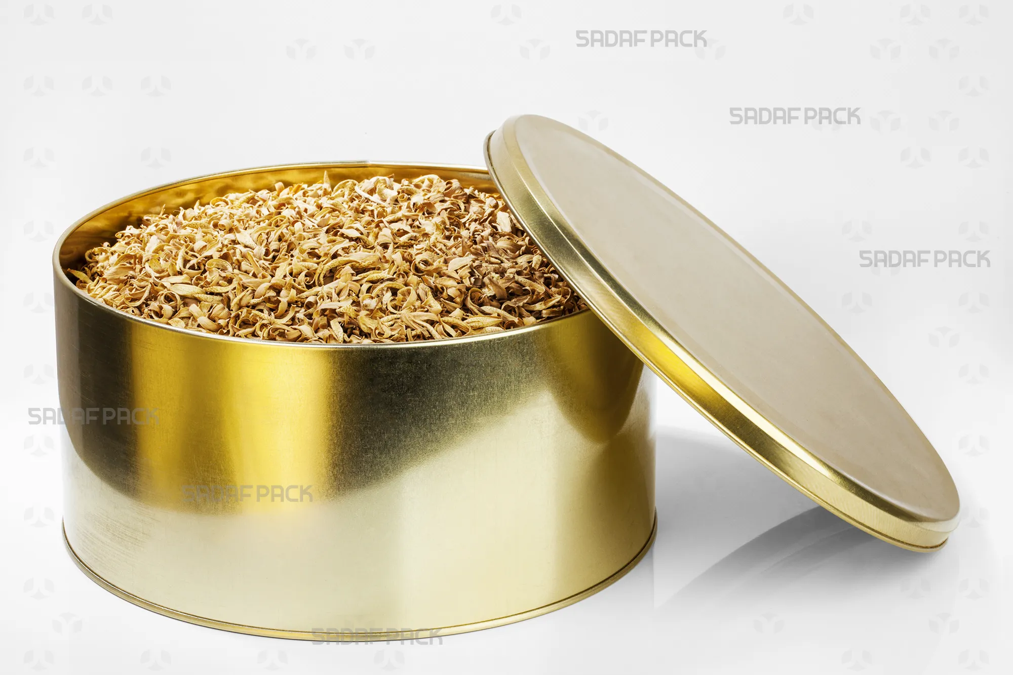 قوطی فلزی 23 در 10 سانت صدف پک با طرح رنگ طلایی ساده، نمای بالا با درب باز که با بهار نارنج خشک شده پر شده است.