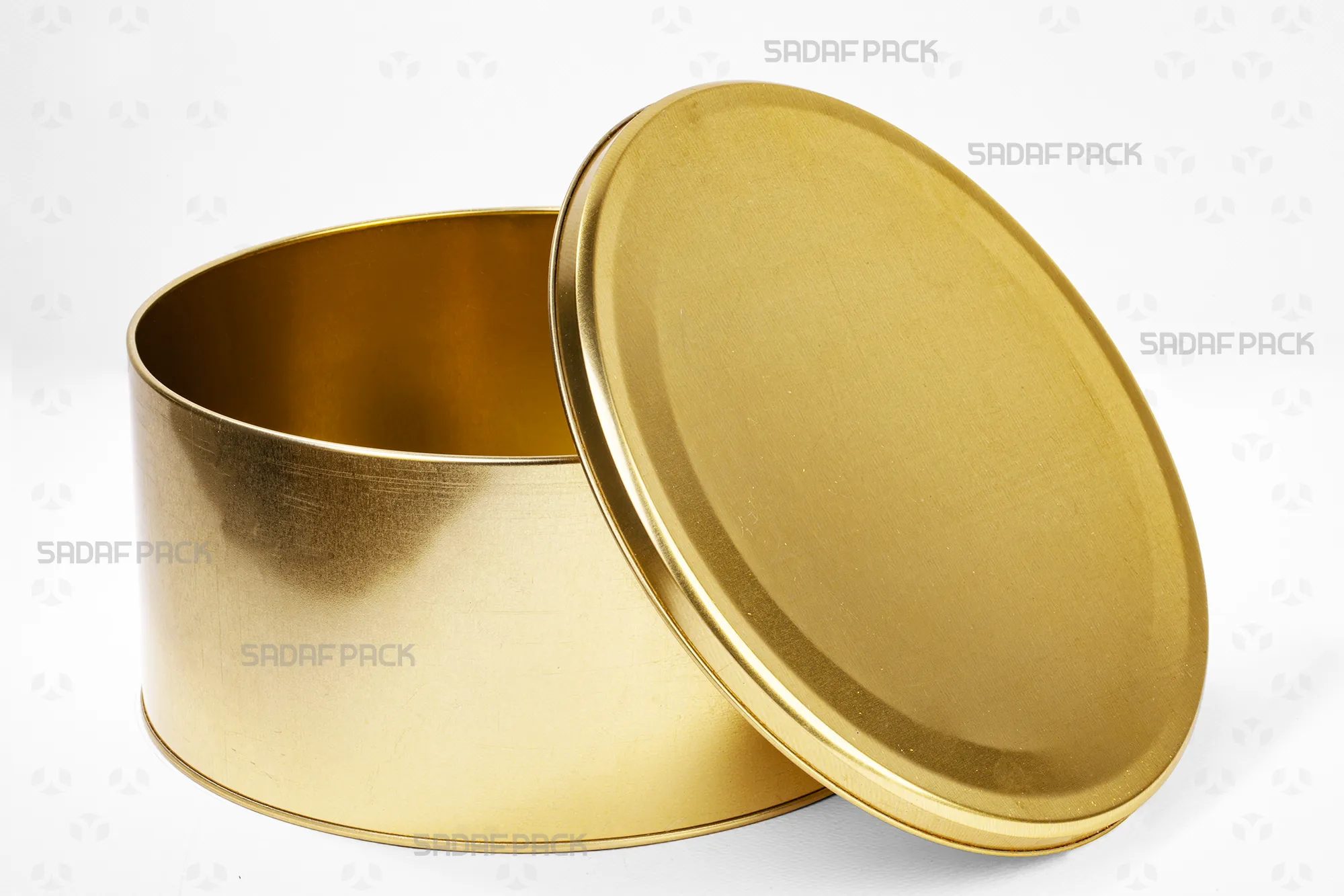 نمای بالا از قوطی فلزی خالی 23 در 10 سانت صدف پک با طرح رنگ طلایی، درب باز است و فضای داخلی آن کاملا مشخص است.