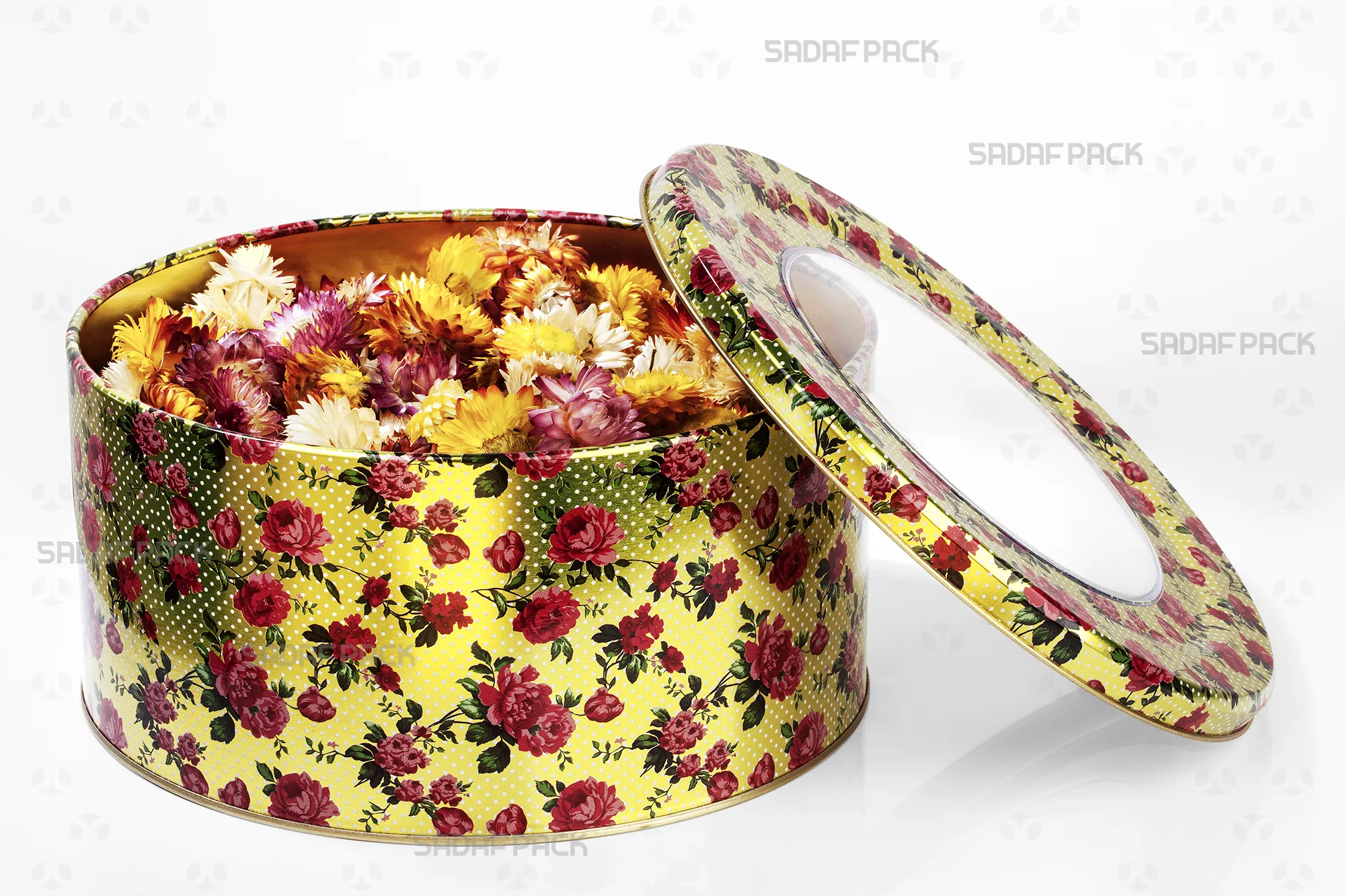 قوطی فلزی 23 در 10 سانت صدف پک با طرح رز طلایی، نمای بالا با درب باز که با گلهای تزئینی خشک شده پر شده و ظرفیت را نشان میدهد.