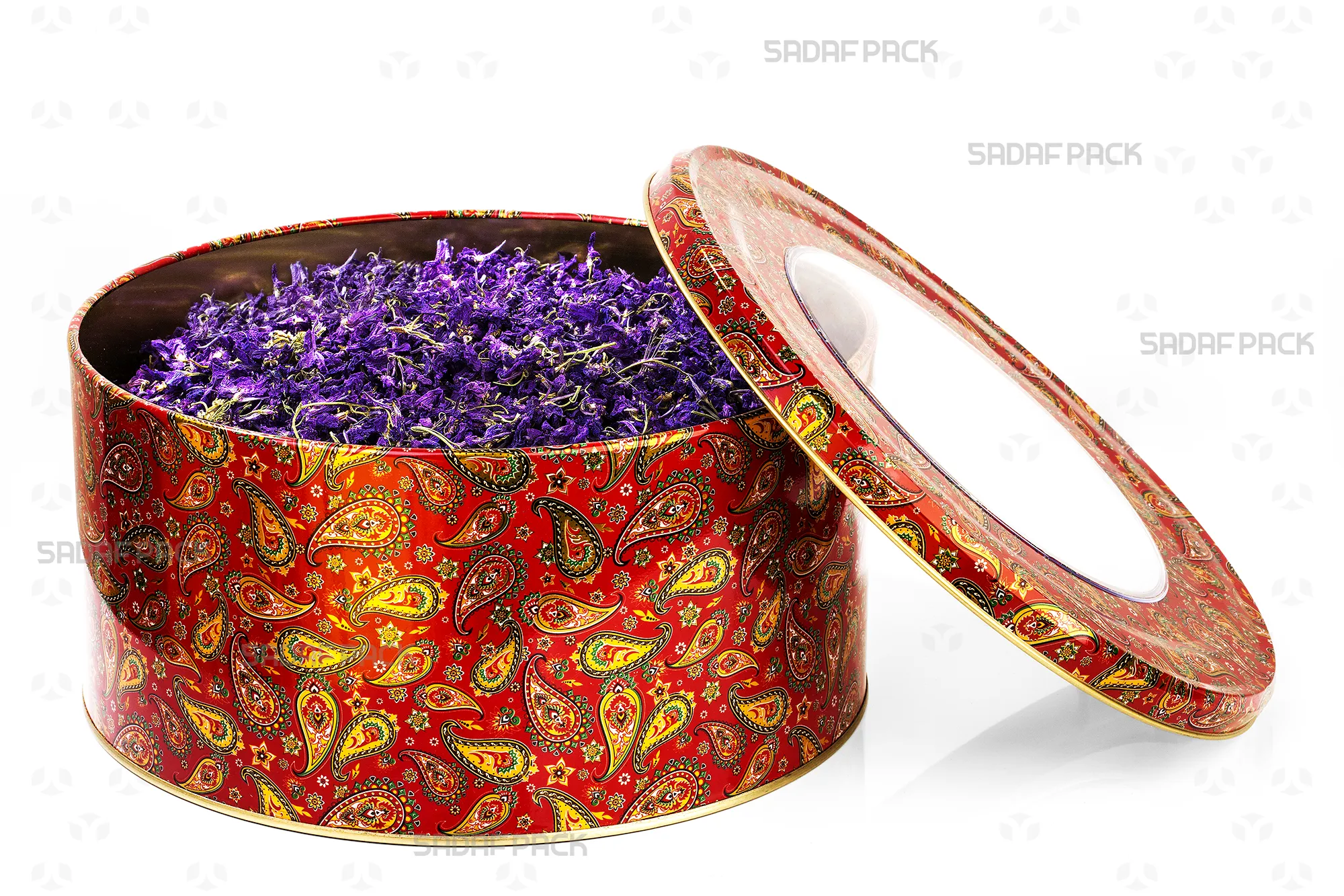 قوطی فلزی 23 در 10 سانت طرح ترمه قرمز صدف پک که با گل گاوزبان پر شده، نمای بالا با درب باز که ظرفیت و طرح زیبای قوطی را نمایش میدهد.