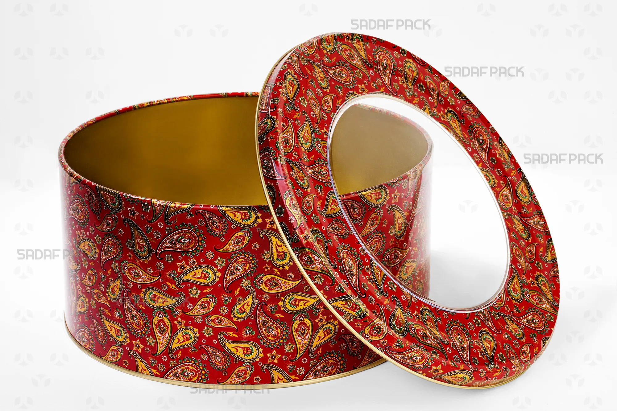 نمای کامل از بالای قوطی فلزی خالی 23 در 10 سانت طرح ترمه قرمز صدف پک، درب باز است و فضای داخلی و عمق قوطی مشخص است.
