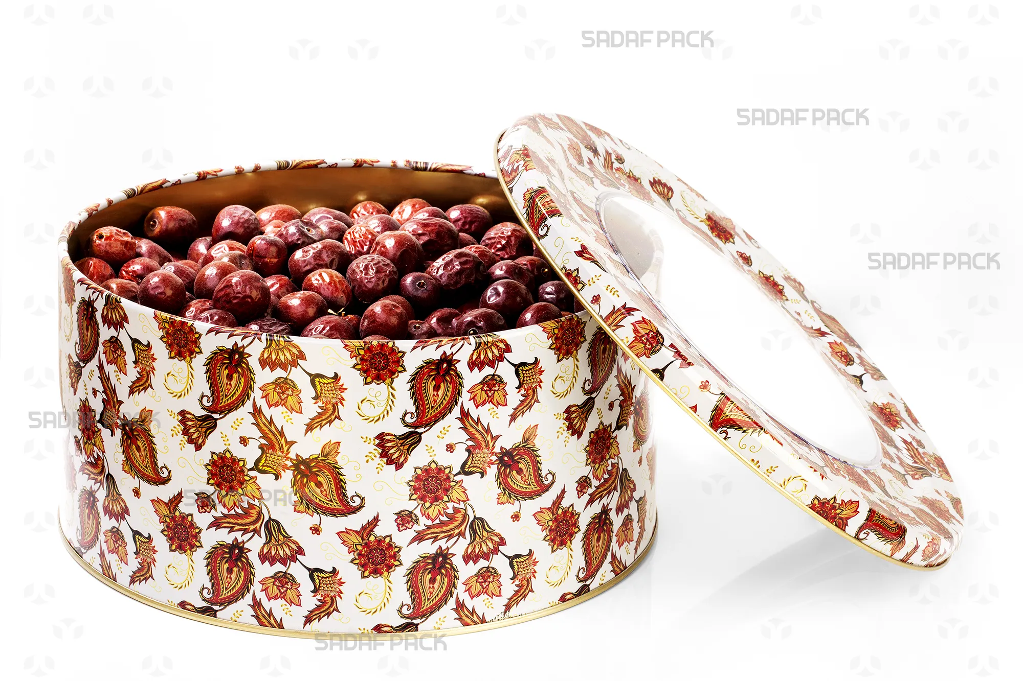 نمای بالا از قوطی فلزی 23 در 10 سانت طرح ترنج سفید صدف پک که درب آن باز است و داخل آن با عناب پر شده است تا ظرفیت و جزئیات طرح نمایش داده شود.