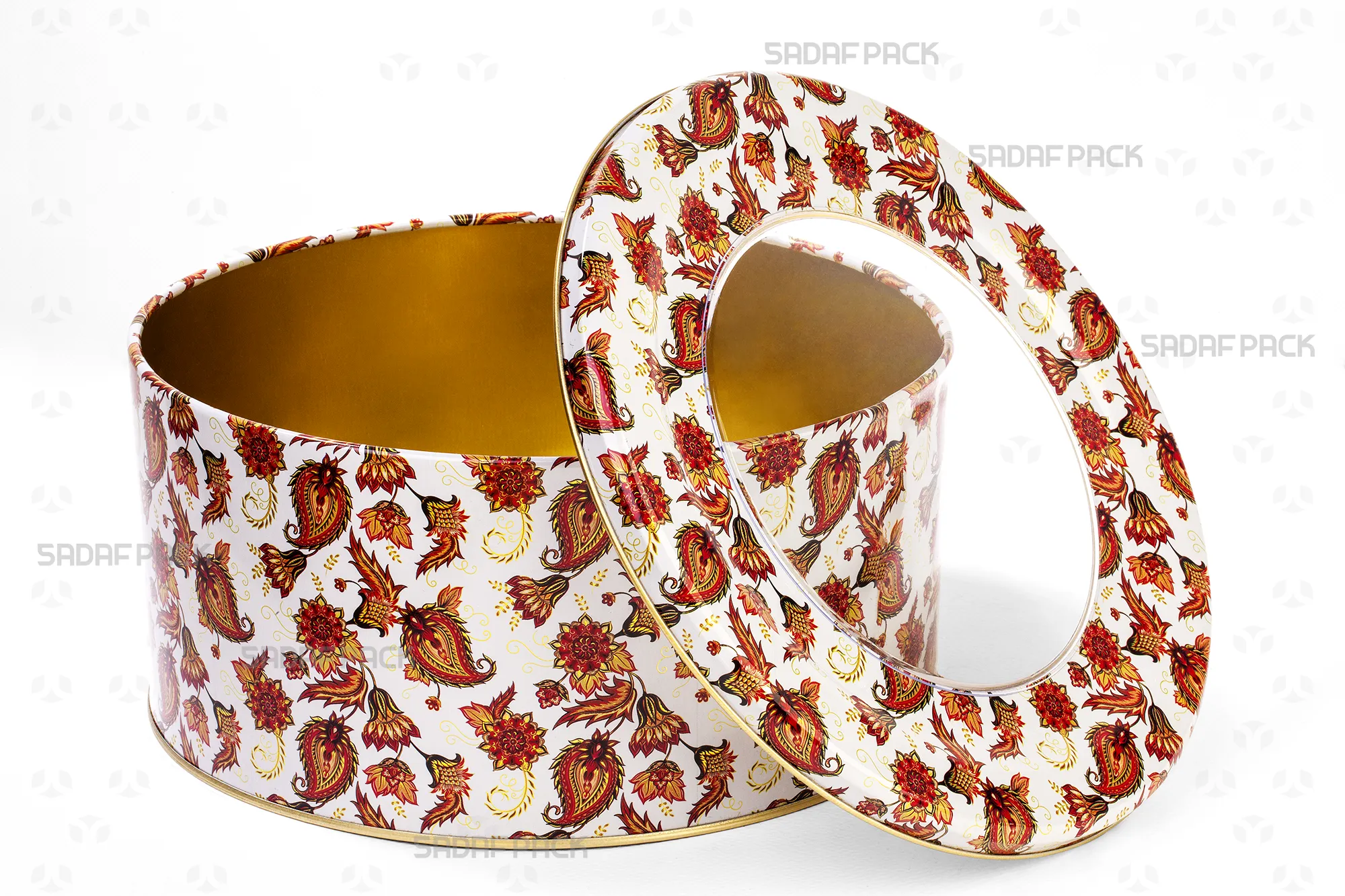 نمای بالا از قوطی فلزی 23 در 10 سانت خالی طرح ترنج سفید صدف پک با درب باز جهت نمایش فضای داخلی و جزئیات طرح بدنه.
