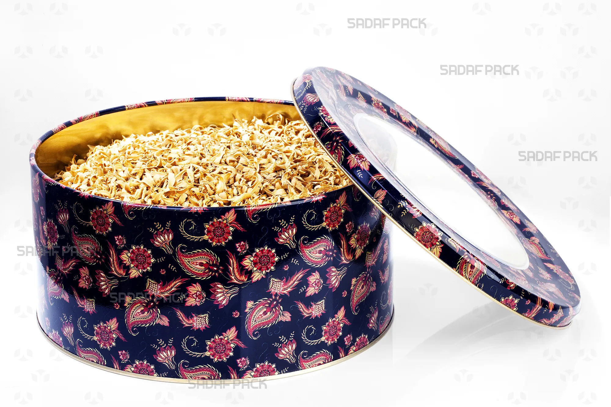 قوطی فلزی گرد 23 در 10 سانت طرح ترنج سرمه ای صدف پک، نمای بالا با درب باز که با بهار نارنج خشک شده پر شده است و ظرفیت داخلی را نشان میدهد.