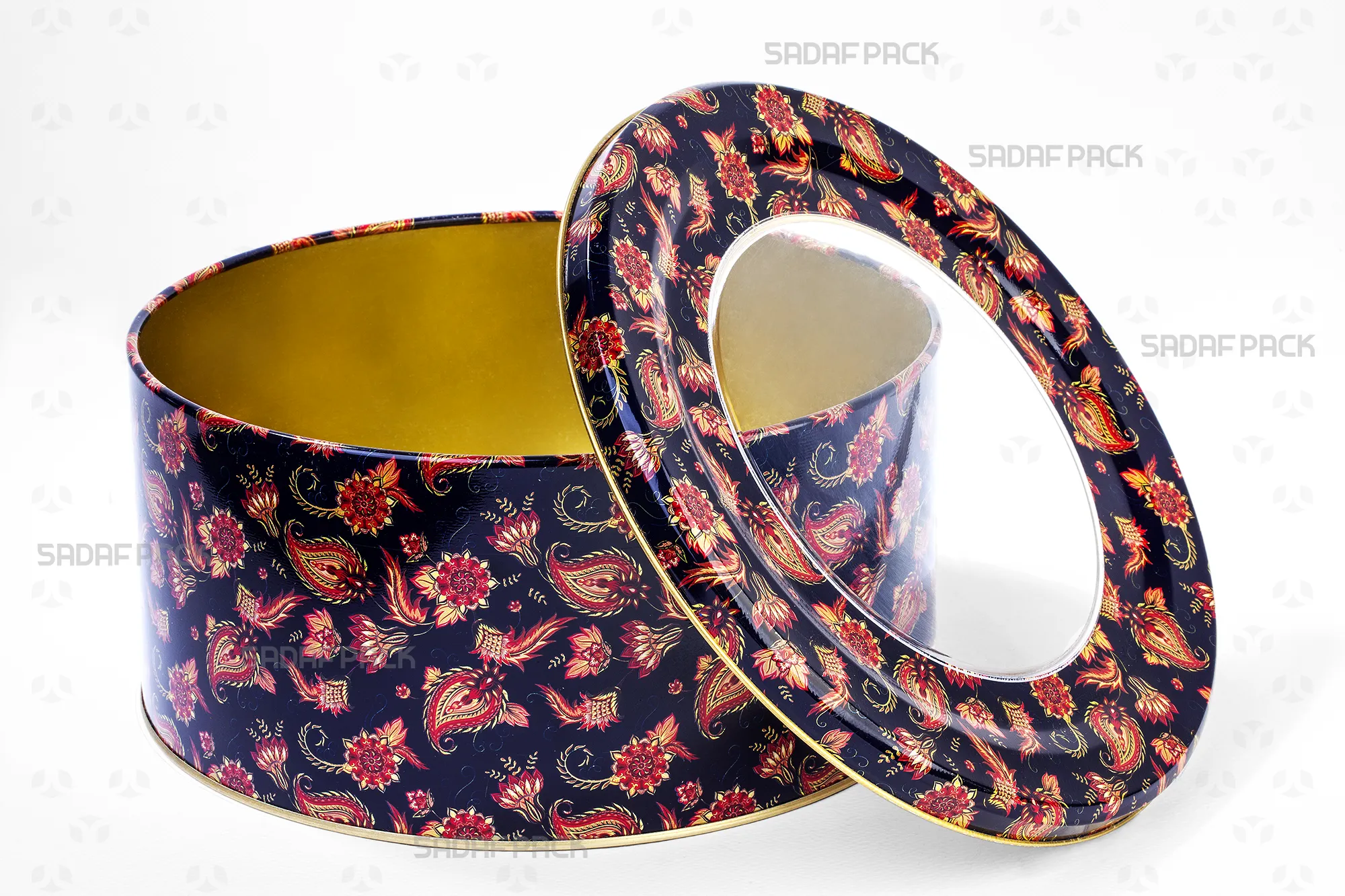 نمای بالا از قوطی فلزی 23 در 10 سانت طرح ترنج سرمه ای صدف پک، درب باز و فضای داخلی خالی قوطی قابل مشاهده است.