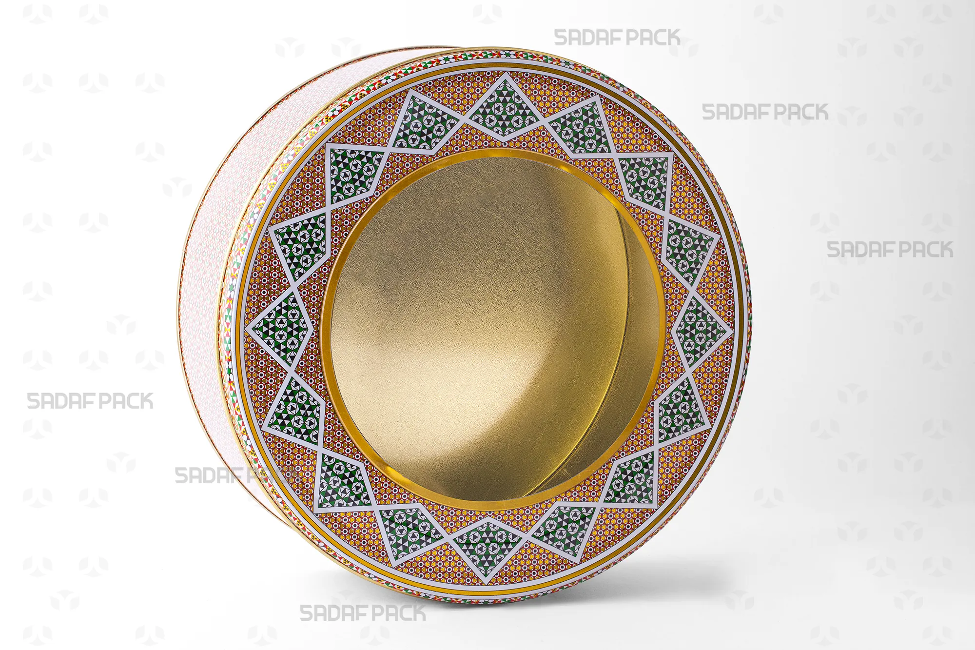 قوطی فلزی گرد 23 سانتی متری با ارتفاع 8 سانت برای بسته بندی خشکبار و خرما برند صدف پک از زاویه سه رخ