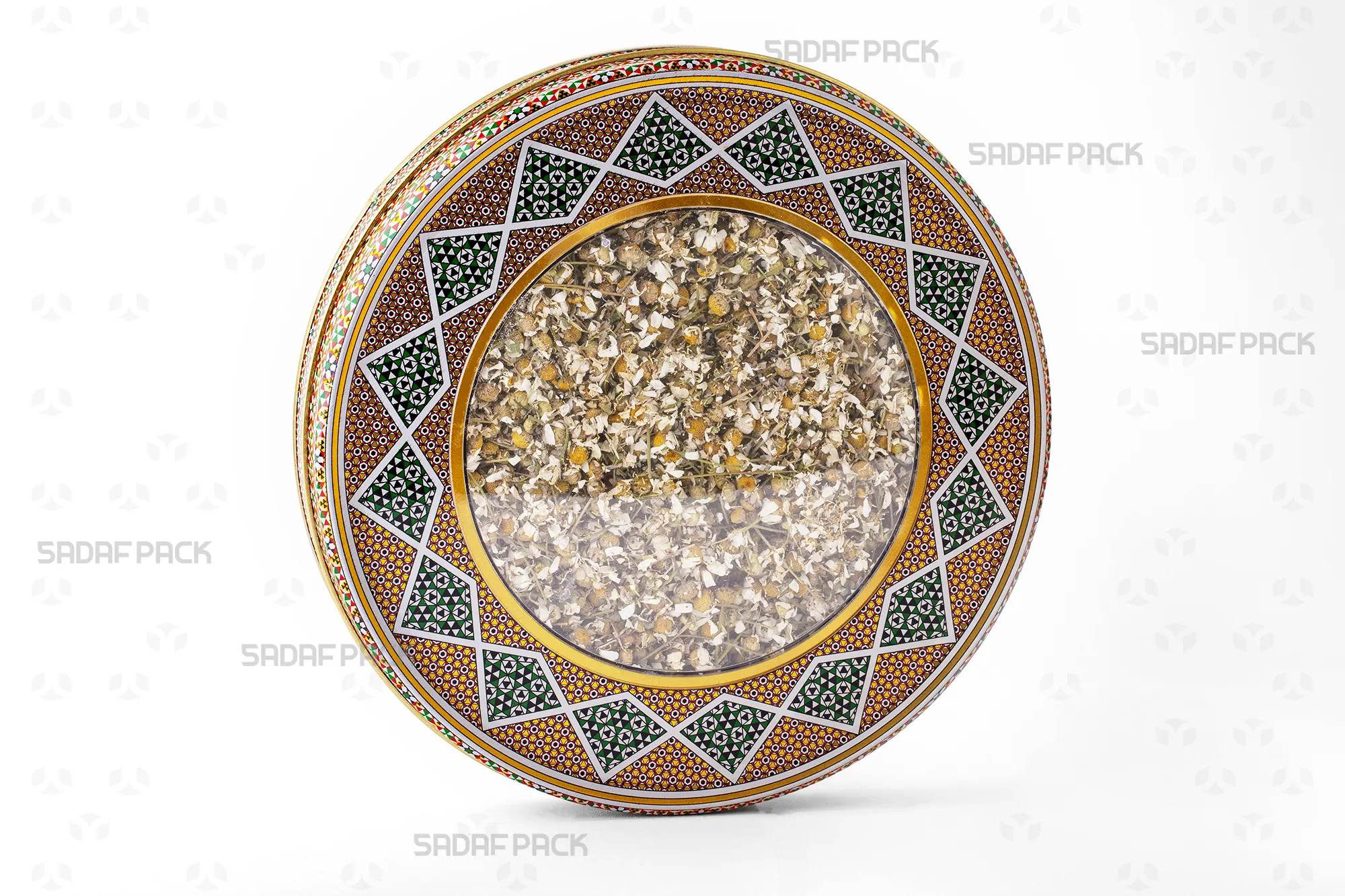 قوطی فلزی با قطر 23 سانتی متر و ارتفاع 2 سانتی متر صدف پک پر شده با گل بابونه خشک شده، یک گزینه ایده آل برای بسته بندی صادراتی شیرینی های نازک و آجیل.