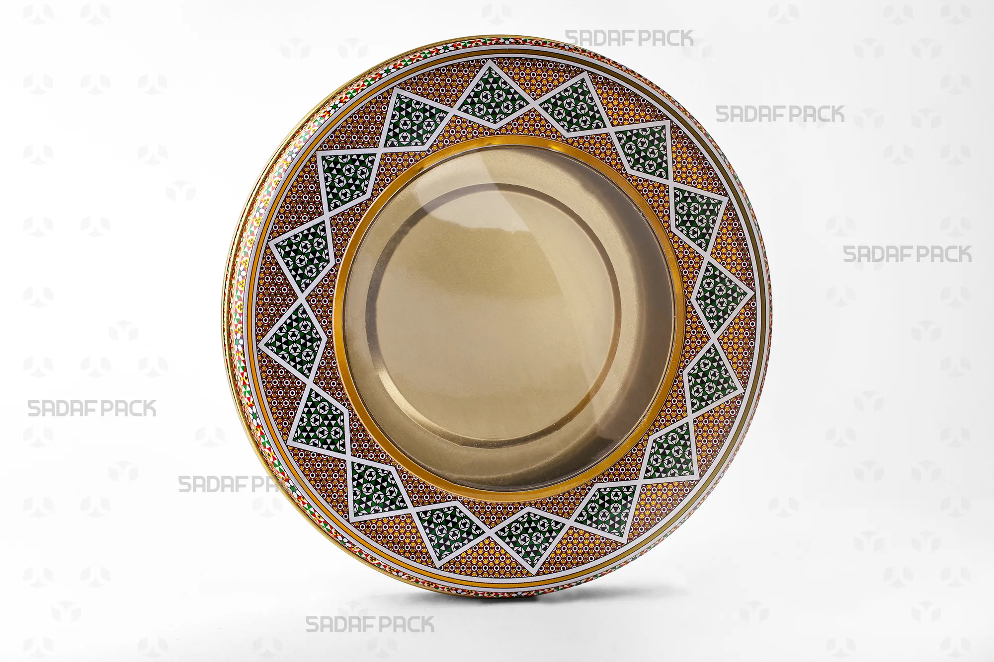 نمای سه رخ قوطی فلزی گرد با قطر 23 سانتی متر و ارتفاع 2 سانتی متر برند صدف پک، مناسب برای بسته بندی های خاص و کادویی.