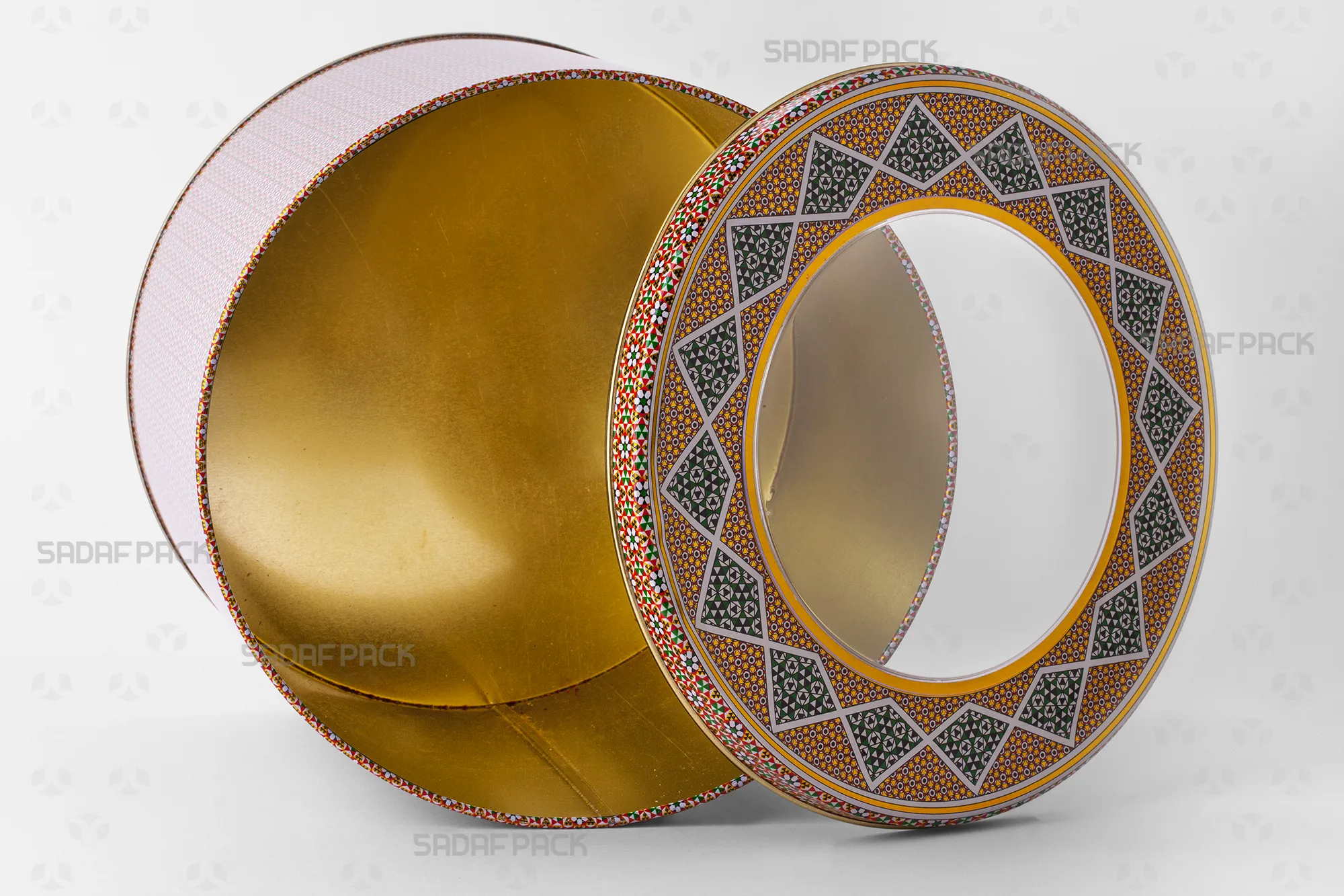 تصویر قوطی فلزی 23 در 17 سانت با درب باز شده در کنار بدنه برای نمایش فضای داخلی و عمق ظرف