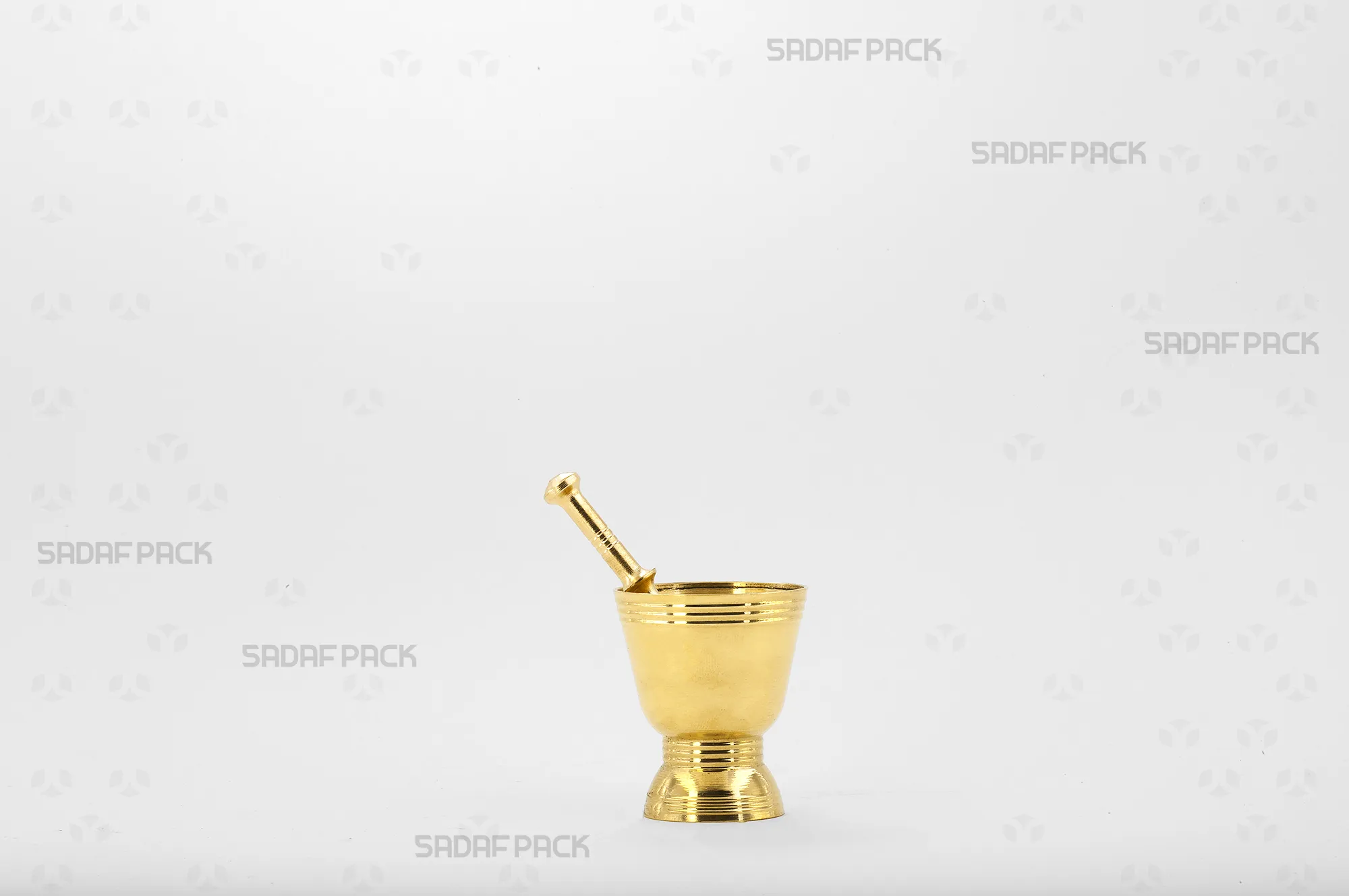 هاون برنجی مدل جامی سایز 40 برند صدف پک، با طراحی جام شکل و خطوط حکاکی شده برای پودر کردن زعفران و ادویه