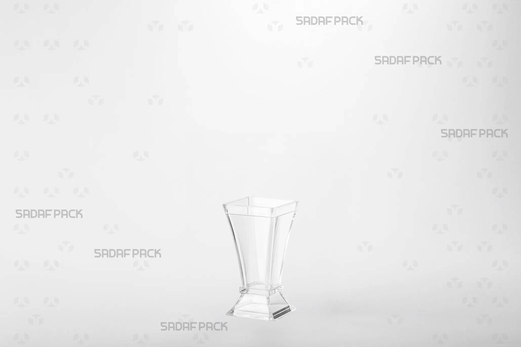 بدنه اصلی ظرف کریستالی برلیان نقلی با نمایش ساختار شفاف و فضای داخلی دقیق آن