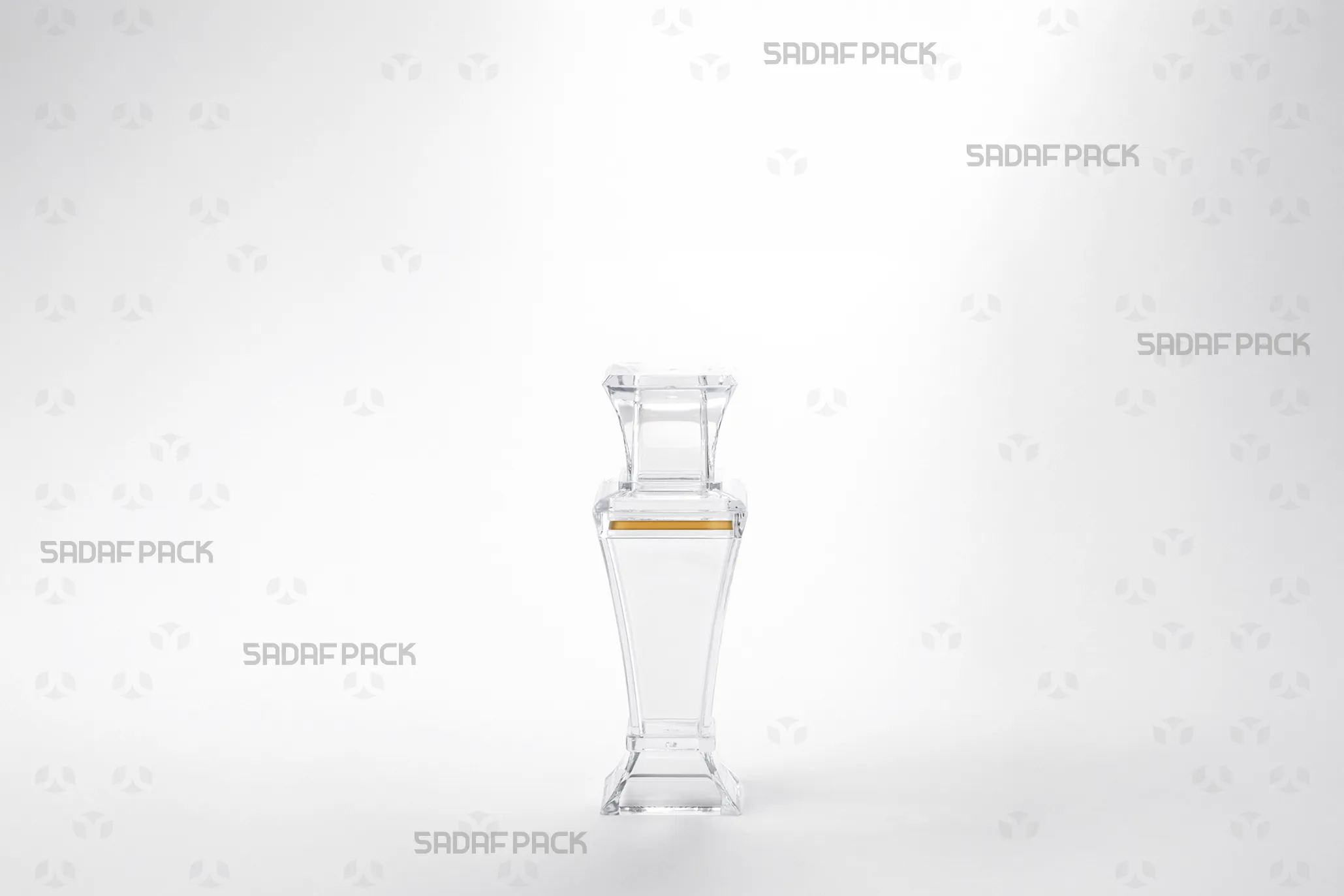 نمای مقابل از ظرف کوچک کریستالی برلیان نقلی که ساختار ظریف و پایه زیبای آن را به نمایش میگذارد